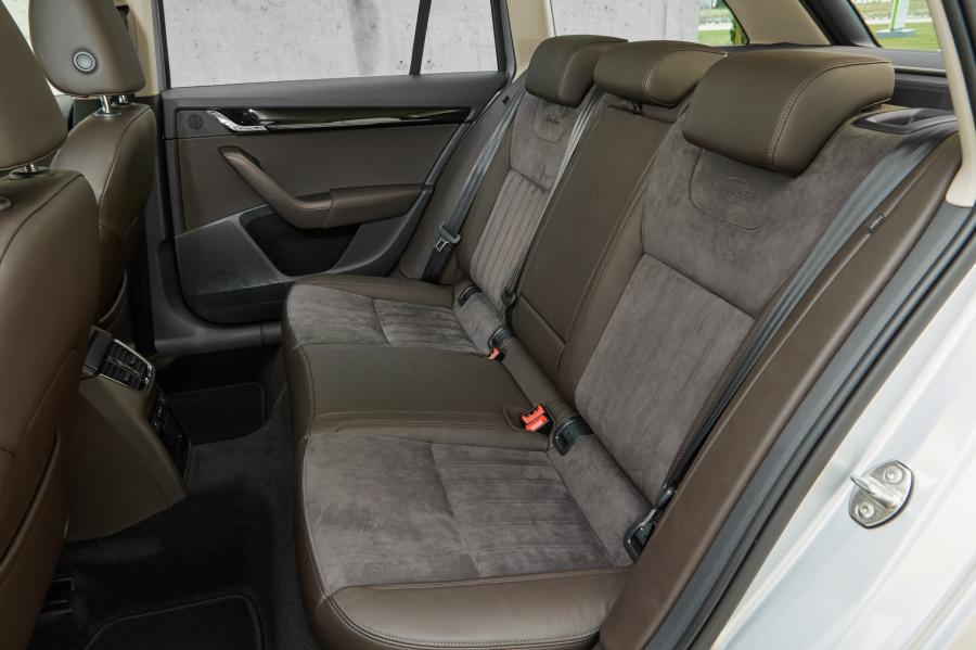 Интерьер Skoda Octavia Combi Laurin & Klement 4x4 2017 года  (WW) (фото 3 из 9)